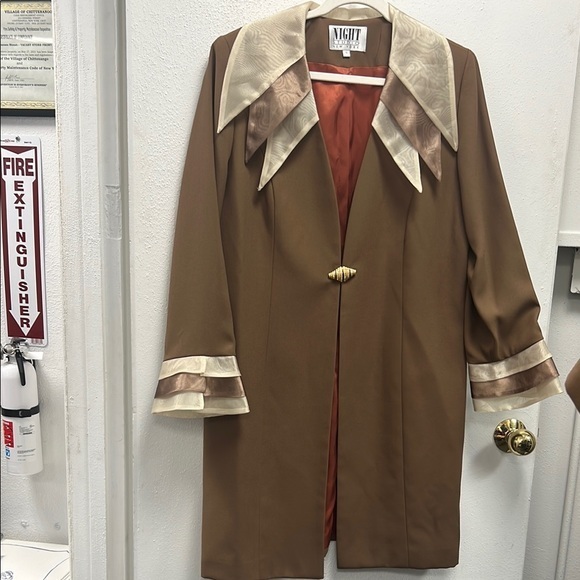 Vintage Brown and Cream Cape with Dramatic Collar